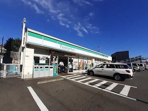 近くのファミリーマートまで450m(徒歩6分)