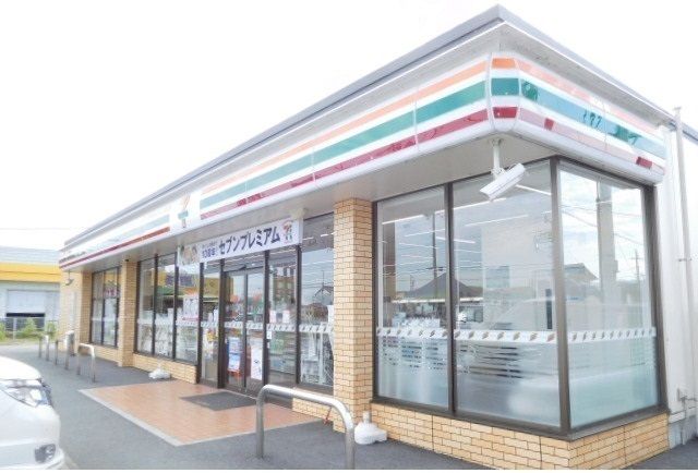 近くのセブンイレブン島里1丁目店まで800m（徒歩10分）