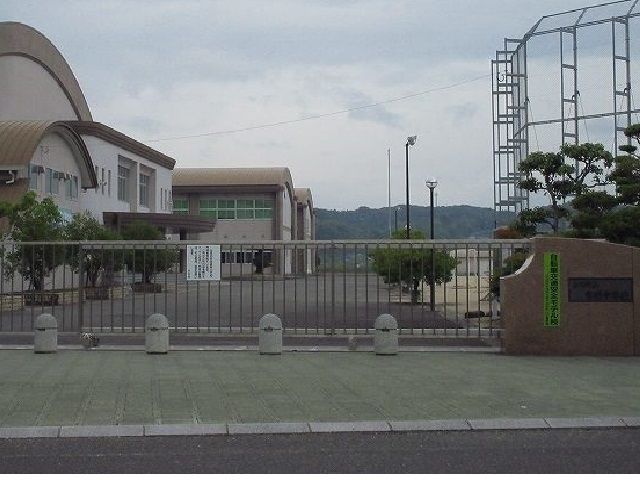 近くの有明中学校まで1,300m(徒歩17分)