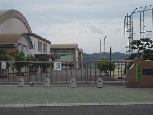 近くの有明中学校まで1,300m（徒歩17分）