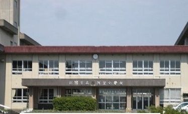 近くの阿賀小学校まで450m（徒歩6分）