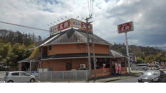 近くの飲食店まで140m（徒歩2分）