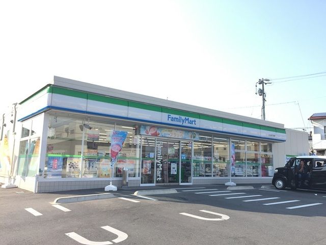 近くのファミリーマート浜松泉四丁目店まで450m（徒歩6分）