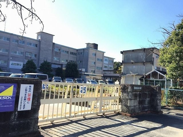 近くの浜松市立泉小学校まで950m（徒歩12分）