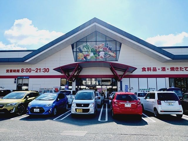 近くのマルナカ大洲店様まで750m(徒歩10分)