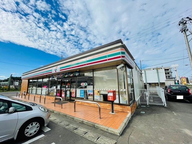 近くのコンビニまで700m（徒歩9分）