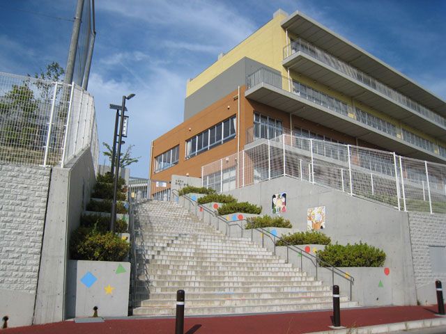 近くの赤池小学校まで730m（徒歩10分）