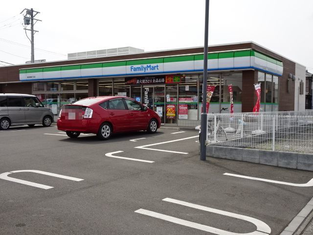 近くのファミリーマートまで250m（徒歩4分）