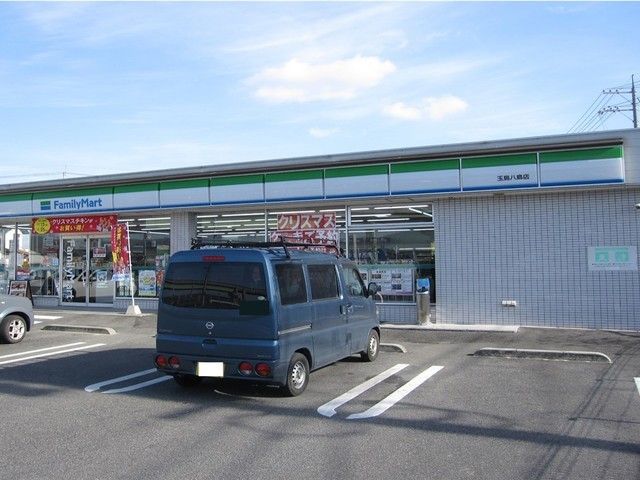 近くのファミリーマート玉島八島店まで600m（徒歩8分）