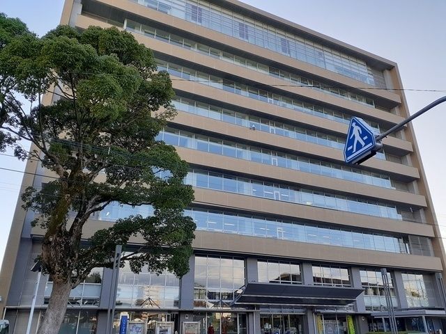 近くの諫早市役所まで837m（徒歩11分）