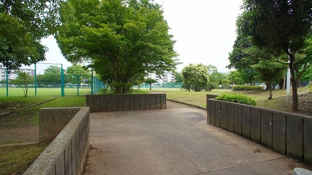 近くの古市場公園まで1,900m（徒歩24分）