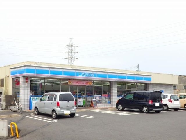 近くのローソン川越町高松店まで800m（徒歩10分）