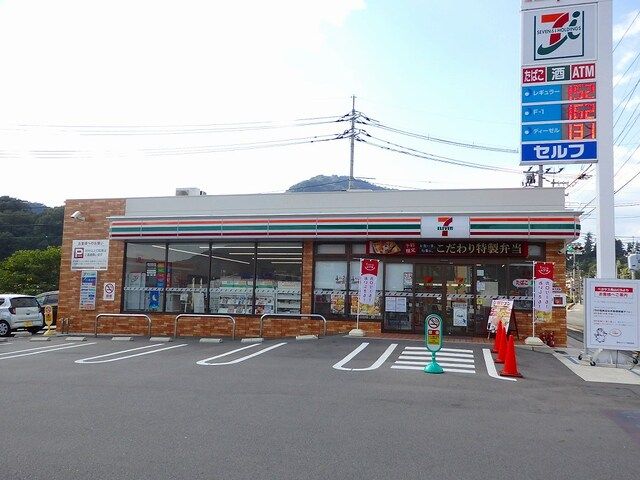 近くのセブンイレブン 亀山SS店まで800m(徒歩10分)