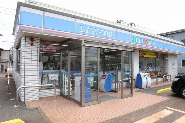 近くのローソン上越石橋一丁目店まで500m（徒歩7分）