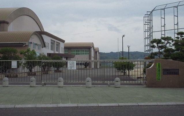 近くの有明中学校まで730m(徒歩10分)