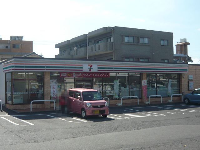 近くのコンビニまで720m（徒歩9分）