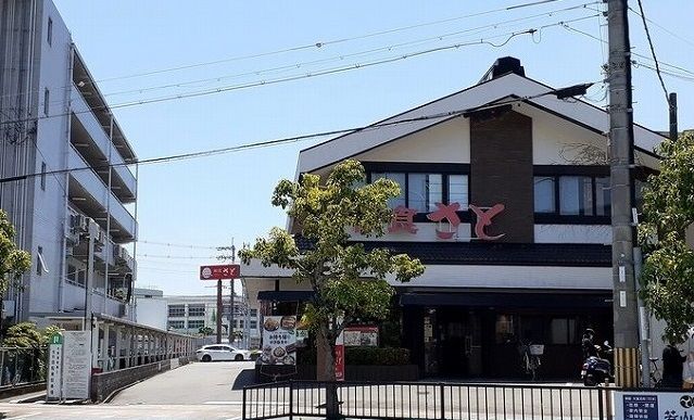 近くの和食さと水無瀬店まで500m（徒歩7分）