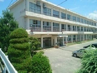 近くの塩津小学校まで650m(徒歩9分)