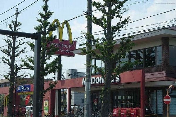 近くのマクドナルドまで1,100m(徒歩14分)
