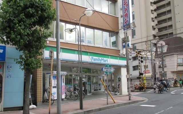 近くのファミリーマート市川真間店まで750m(徒歩10分)
