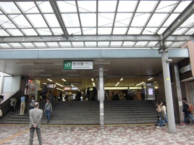 近くの市川駅まで1,200m(徒歩15分)