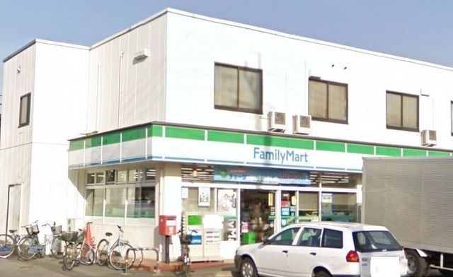 近くのファミリーマートまで700m（徒歩9分）