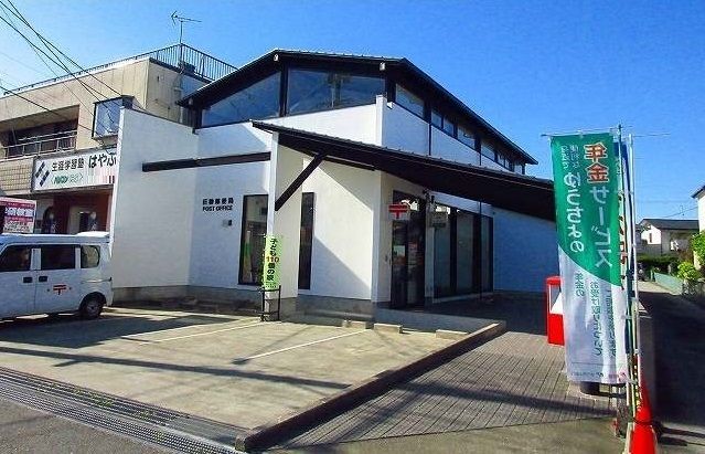 近くの巨勢郵便局まで1,100m（徒歩14分）