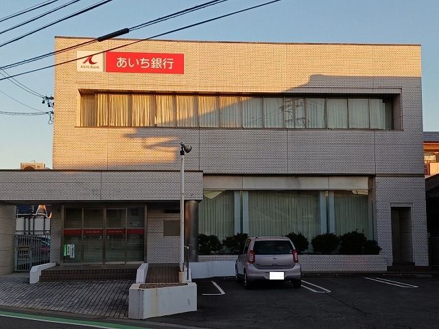 近くのあいち銀行弥富支店まで450m（徒歩6分）