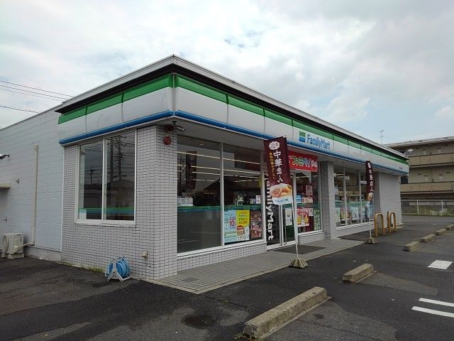 近くのファミリーマート四日市生桑南店まで700m（徒歩9分）