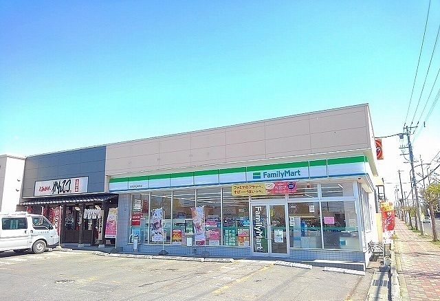 近くのファミリーマートまで400m（徒歩5分）
