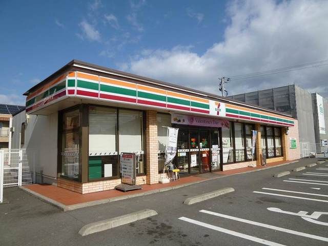 近くのセブンイレブンまで300m（徒歩4分）