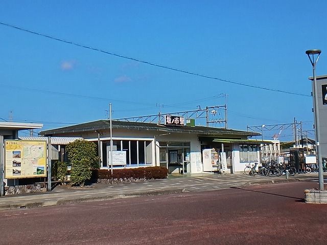 近くの坂ノ市駅まで1,200m（徒歩15分）