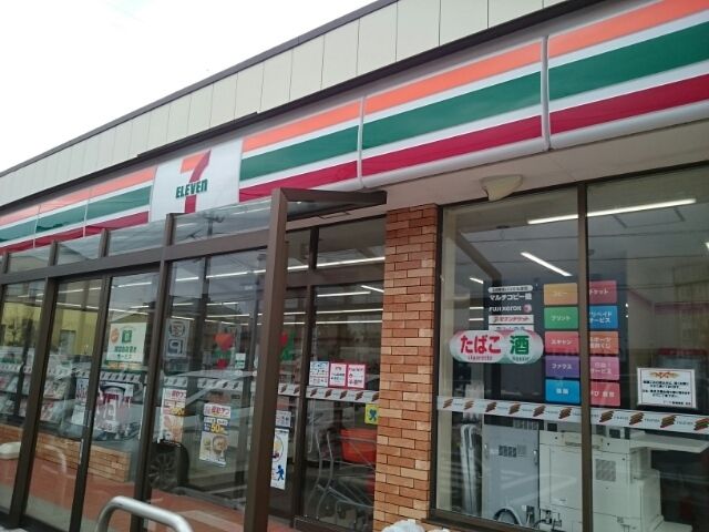 近くのセブンイレブン巻南店まで500m（徒歩7分）
