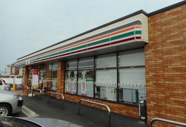 近くのコンビニまで270m（徒歩4分）
