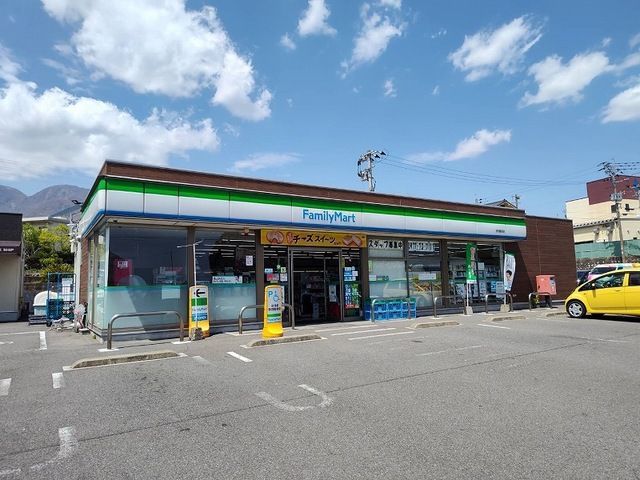 近くのファミリーマートまで350m(徒歩5分)