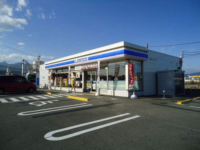 近くのローソン渋川半田東店まで500m（徒歩7分）