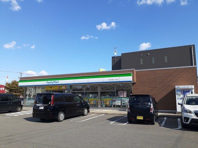 近くのファミリーマートまで900m(徒歩12分)