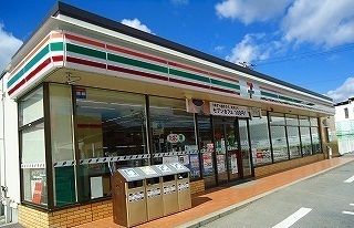 近くのセブンイレブンまで650m（徒歩9分）