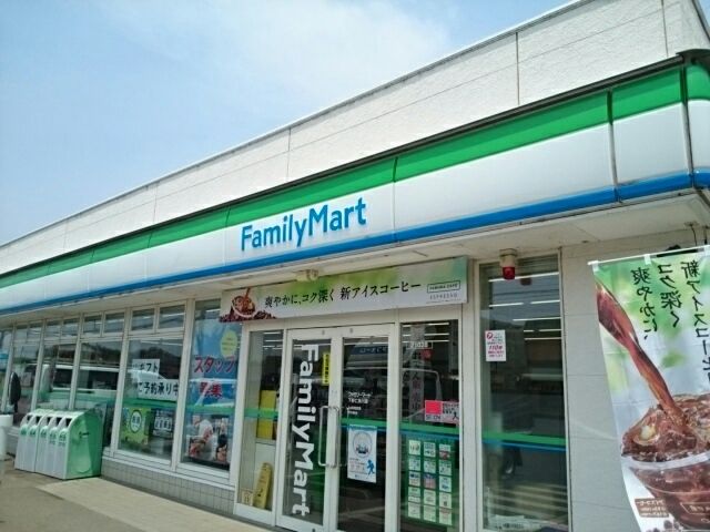 近くのファミリーマート下野仁良川店まで550m（徒歩7分）