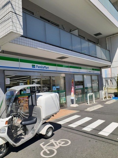 近くのファミリーマートまで100m（徒歩2分）