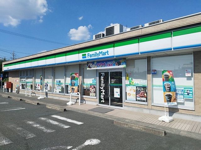 近くのファミリーマートまで600m（徒歩8分）