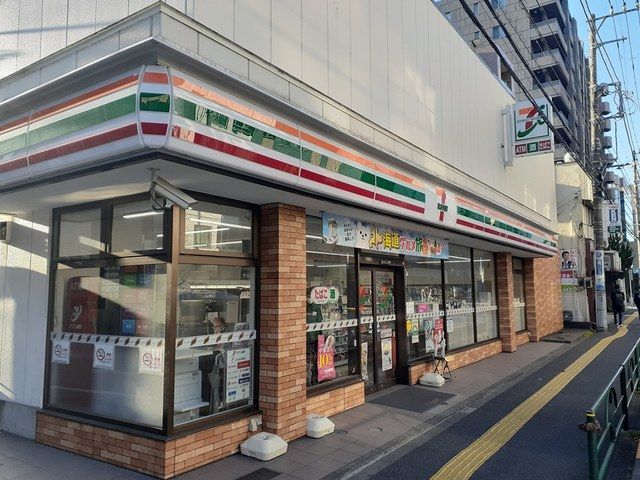 近くのセブンイレブン文京千石1丁目店まで111m（徒歩2分）