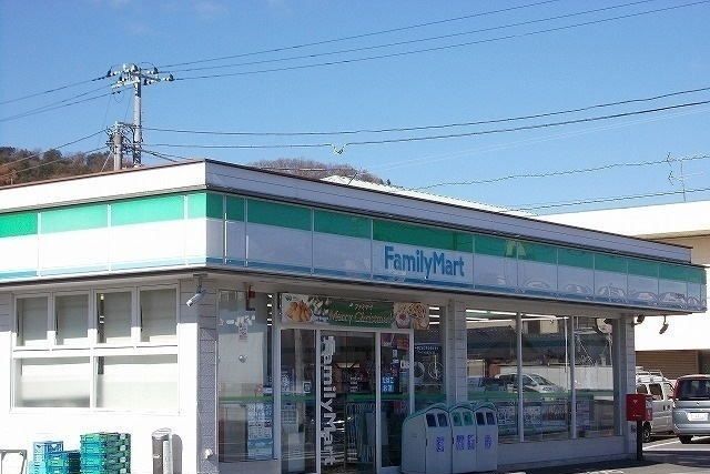 近くのファミリーマート沼津西間門店まで700m（徒歩9分）