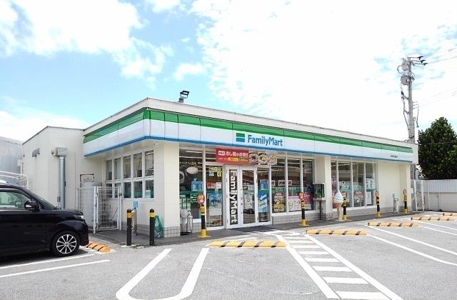 近くのファミマ海洋博公園前店まで450m(徒歩6分)