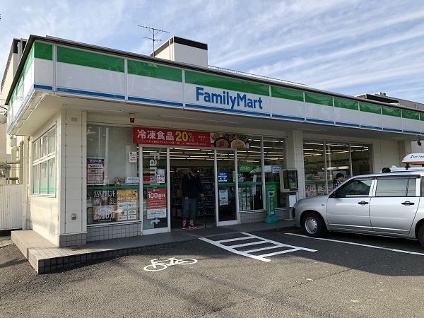 近くのコンビニまで600m（徒歩8分）