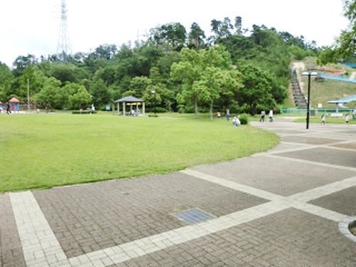 近くの総合運動公園まで1,600m(徒歩20分)