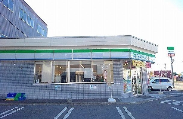 近くのファミリーマートまで300m（徒歩4分）