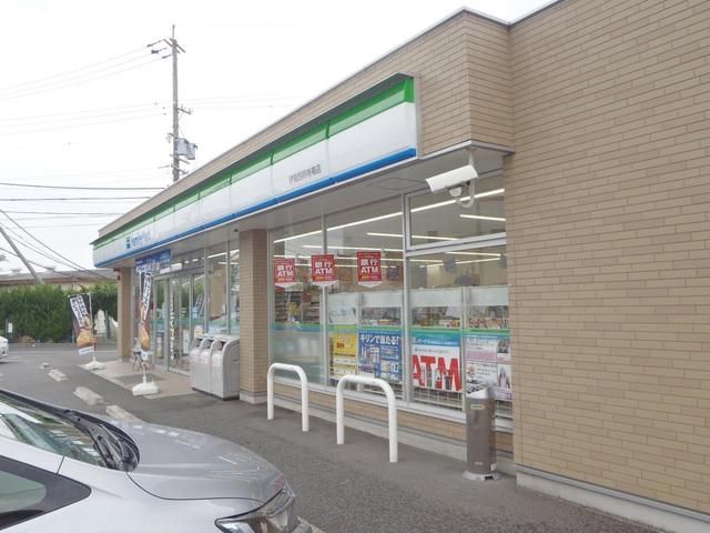 近くのファミリーマート伊賀西明寺店様まで1,300m（徒歩17分）