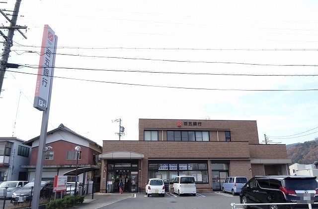 近くの百五銀行上野支店まで1,600m（徒歩20分）