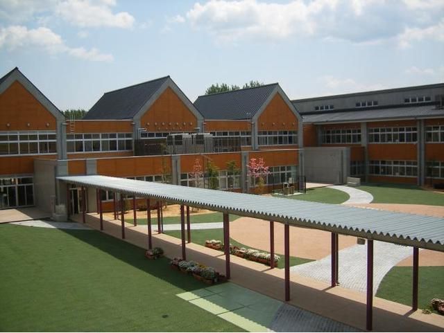 近くの上野東小学校まで1,400m（徒歩18分）